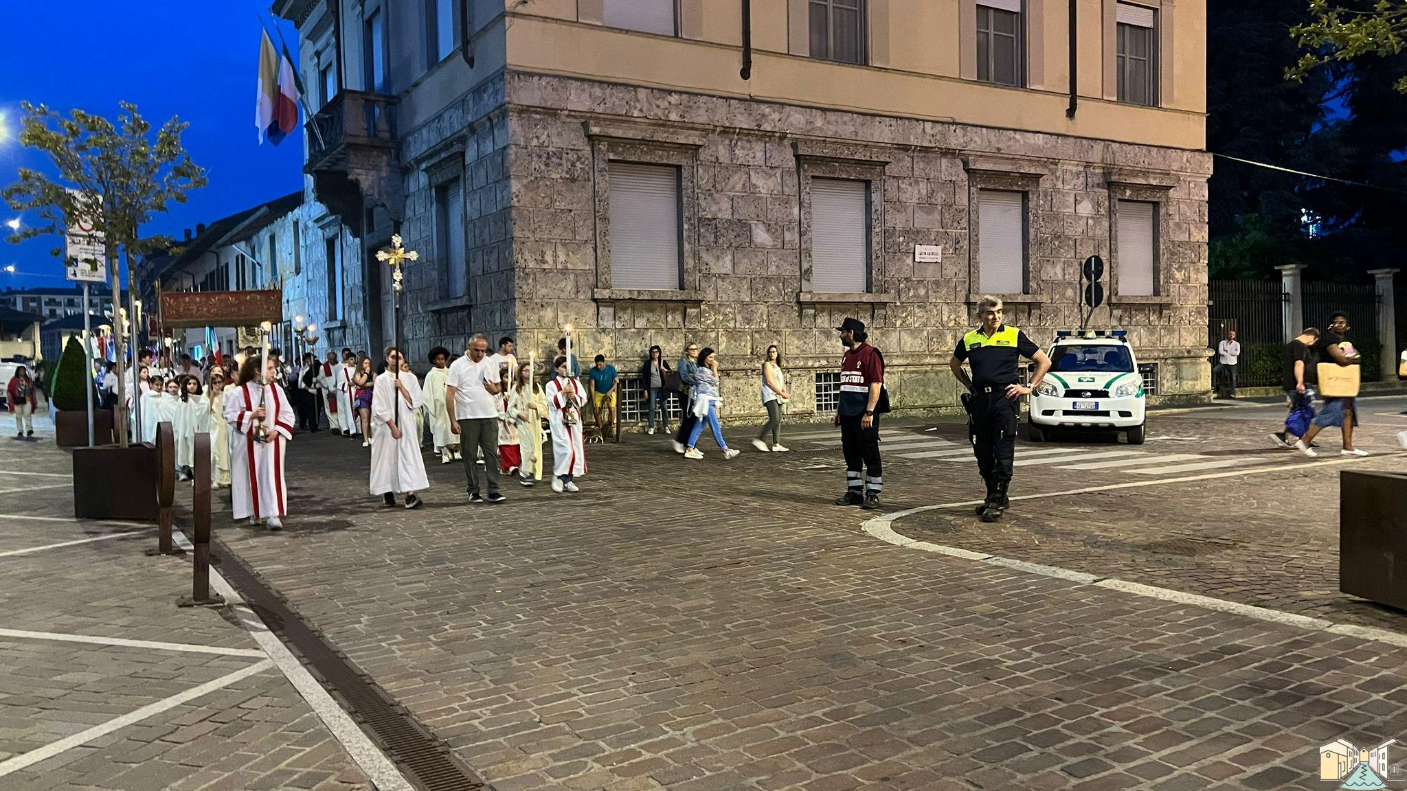 Magenta, processione fino alla Basilica di San Martino nel giorno del Sacro Cuore di Gesù