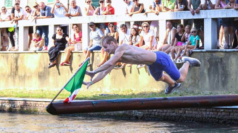 Cuccagna sul Naviglio alla festa di Robecco, risate e divertimento e la vittoria va a Davide Bertocco