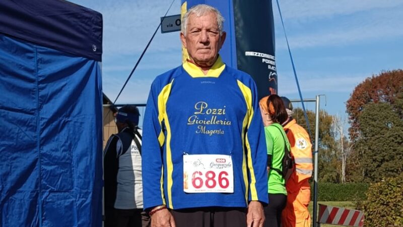 Ottant’anni e non sentirli, il runner magentino Alessandro Crespi corre anche la Forrest Race a Mezzomerico