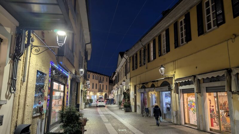 Corbetta, niente luminarie natalizie nel centro storico. Sindaco Ballarini: “I commercianti non le hanno volute”