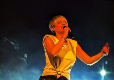 Successo a Magenta: Eliza G Incanta il Teatro Lirico in “Lo Spiegone Live”