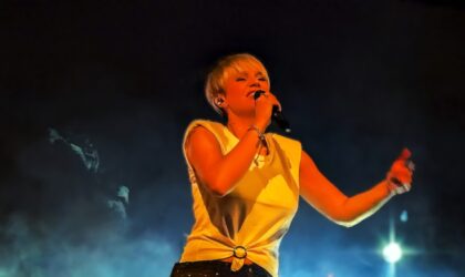 Successo a Magenta: Eliza G Incanta il Teatro Lirico in “Lo Spiegone Live”