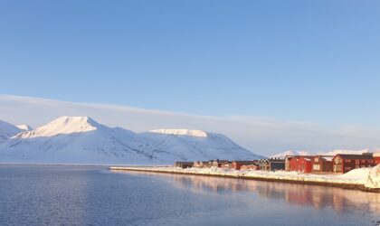 Svalbard, tra ghiacciai e orsi polari dove l’uomo si adatta a condizioni di vita estreme (VIDEO)